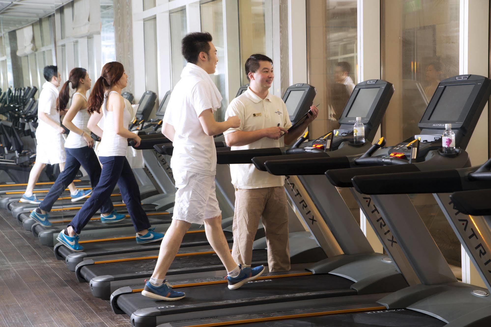The Lin Hotel Тайчжун Экстерьер фото People exercising on treadmills